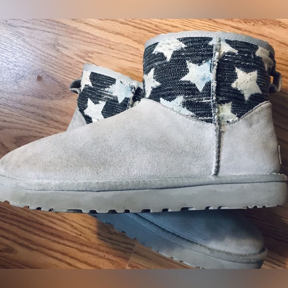 UGG Gray Suede Sherpa Lined Short Boots Blue Star Accent Size 8